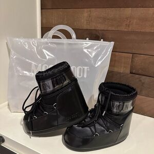 AUTH Moon Boots Sz 39-41